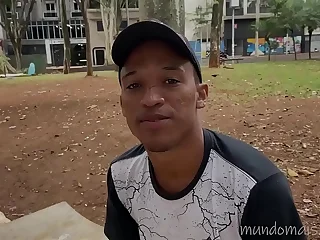 Hetero aceita fazer porn&ocirc; gay por dinheiro