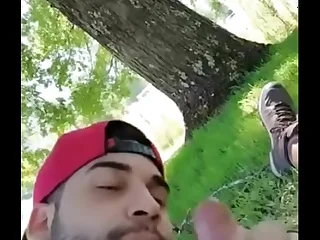 Rica mamada gay al aire libre