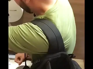 Punheta nerd &lpar;banheir&atilde;o&rpar;