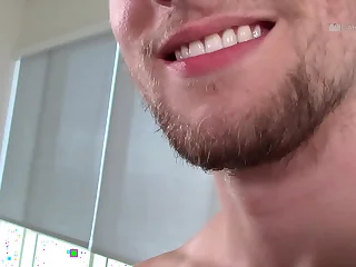 Chico rubio muestra su pene en casting porno gay