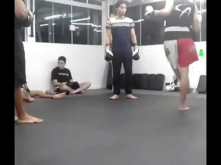 Neguinho soca dois no branquelo e sai vazado